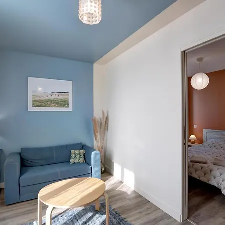Apartment Contemporain Avec Patio Cosy Et Toutes Commodites A - Fr-1-496-298 *