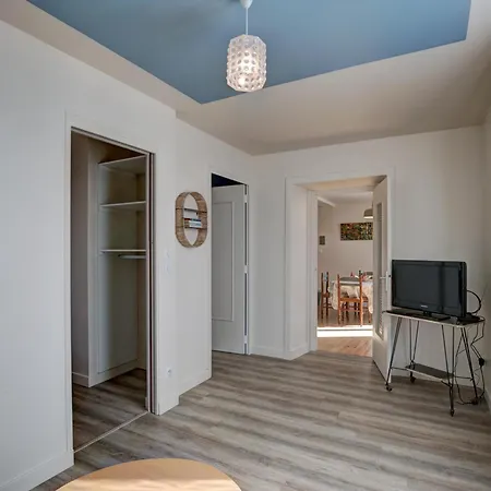 Apartment Contemporain Avec Patio Cosy Et Toutes Commodites A - Fr-1-496-298 *